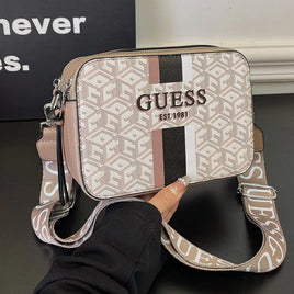 Bolso pequeño cuadrado de mujer, de estilo informal y con bandolera
