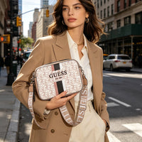 Bolso pequeño cuadrado de mujer, de estilo informal y con bandolera