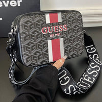 Bolso pequeño cuadrado de mujer, de estilo informal y con bandolera
