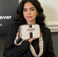 Bolso pequeño cuadrado de mujer, de estilo informal y con bandolera