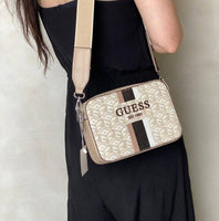 Bolso pequeño cuadrado de mujer, de estilo informal y con bandolera