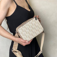 Bolso pequeño cuadrado de mujer, de estilo informal y con bandolera
