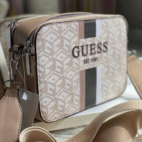 Bolso pequeño cuadrado de mujer, de estilo informal y con bandolera